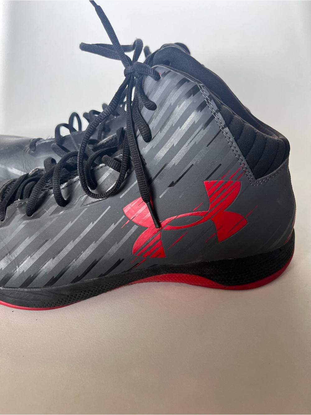 Under Armour Mid Top Men’s Basketball Shoes Sneaker Black Gray Red Size 14